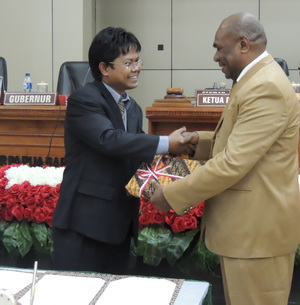 Kepala Perwakilan BPK RI Provinsi Papua Barat menyerahkan LHP ke Ketua DPR PB